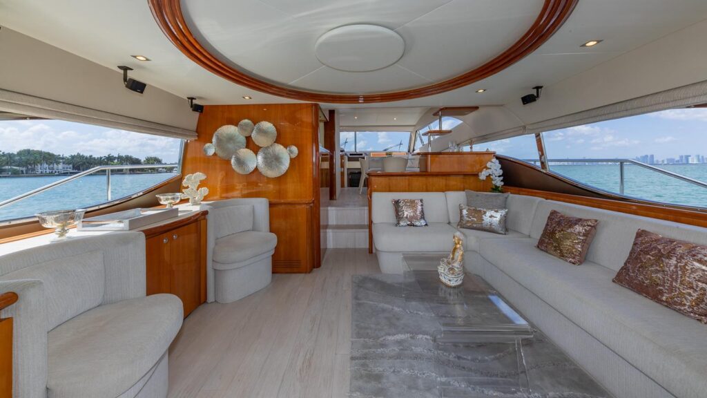 FERRETTI FLYBRIDGE Yacht